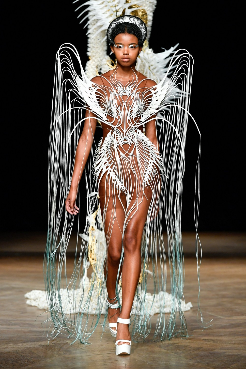 Iris van Herpen celebra 15 anos com inverno 2023 tecnológico e sustentável