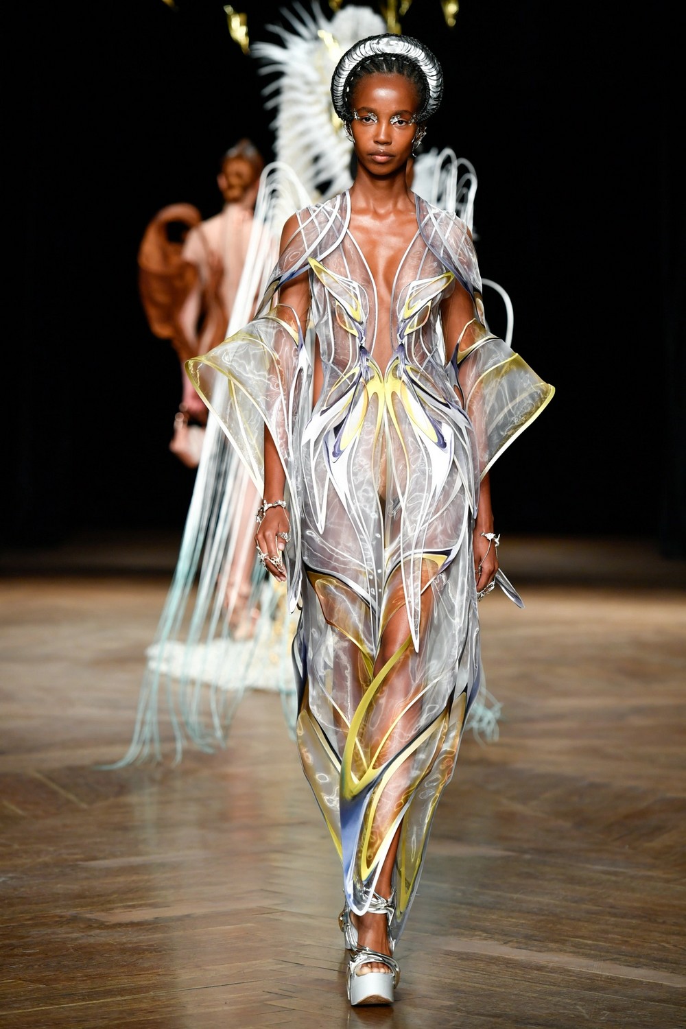 Iris van Herpen celebra 15 anos com inverno 2023 tecnológico e sustentável