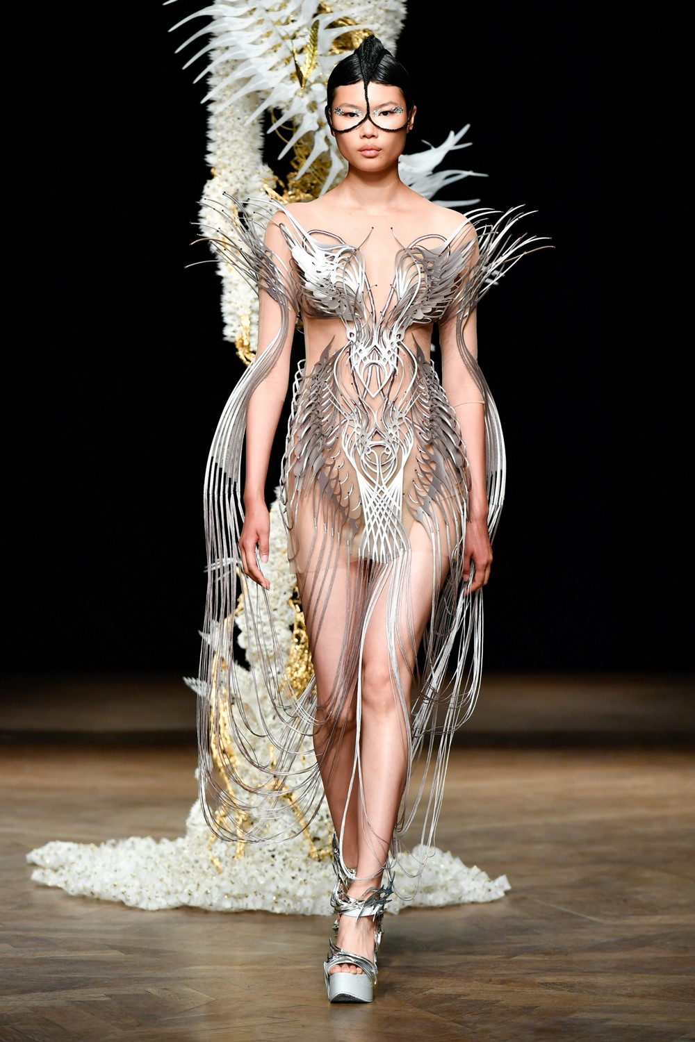 Iris van Herpen celebra 15 anos com inverno 2023 tecnológico e sustentável