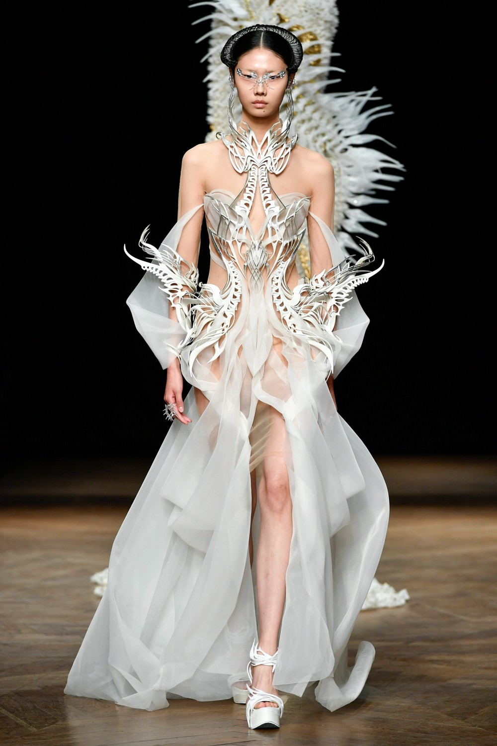 Iris van Herpen celebra 15 anos com inverno 2023 tecnológico e sustentável