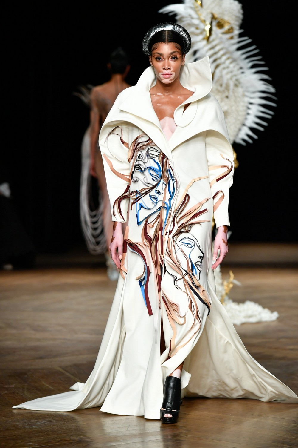 Iris van Herpen celebra 15 anos com inverno 2023 tecnológico e sustentável