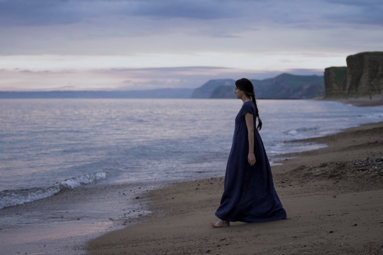 Com Dakota Johnson e diretora, Netflix faz jus ao legado de Jane Austen em "Persuasão"