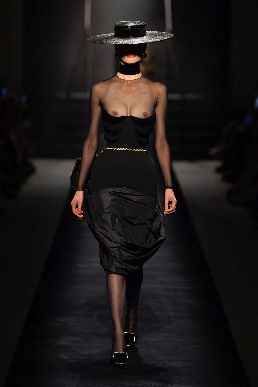 Alta-costura: Schiaparelli aposta na ousadia das silhuetas em inverno 2023