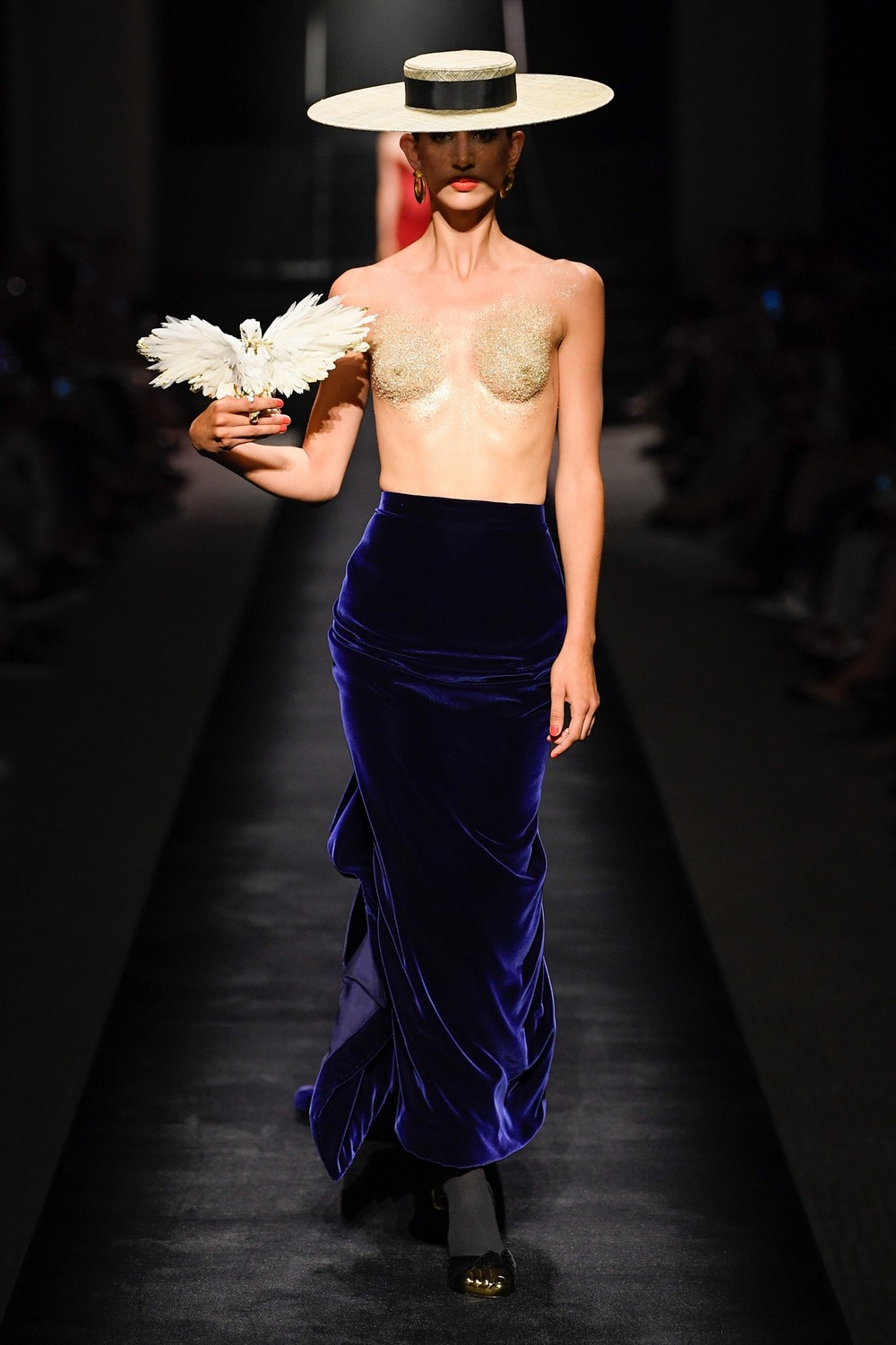 Alta-costura: Schiaparelli aposta na ousadia das silhuetas em inverno 2023
