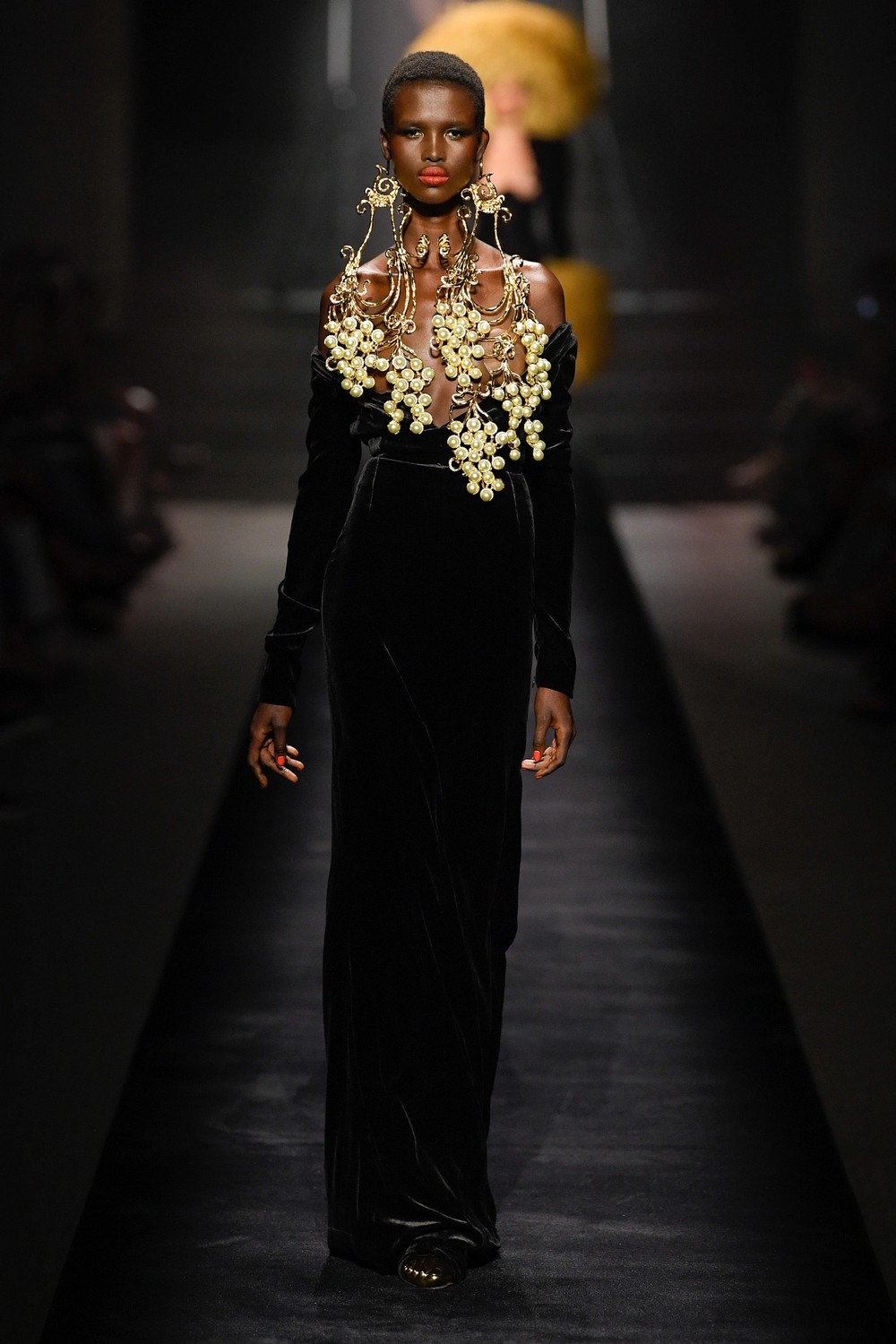 Alta-costura: Schiaparelli aposta na ousadia das silhuetas em inverno 2023