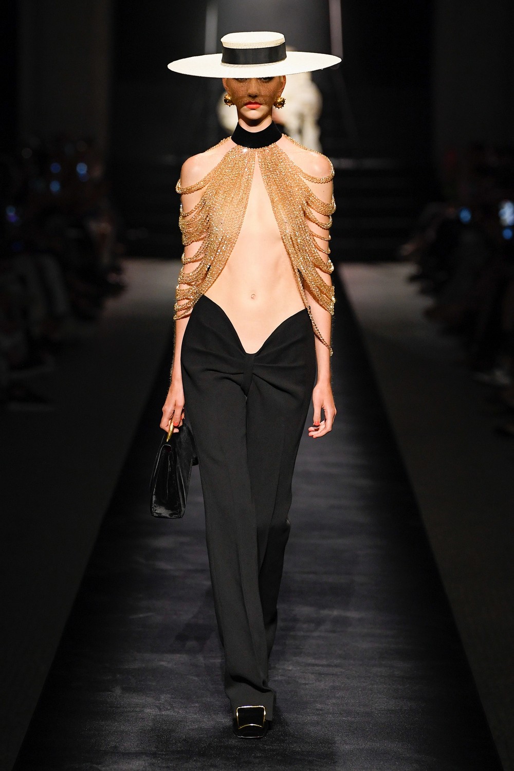 Alta-costura: Schiaparelli aposta na ousadia das silhuetas em inverno 2023