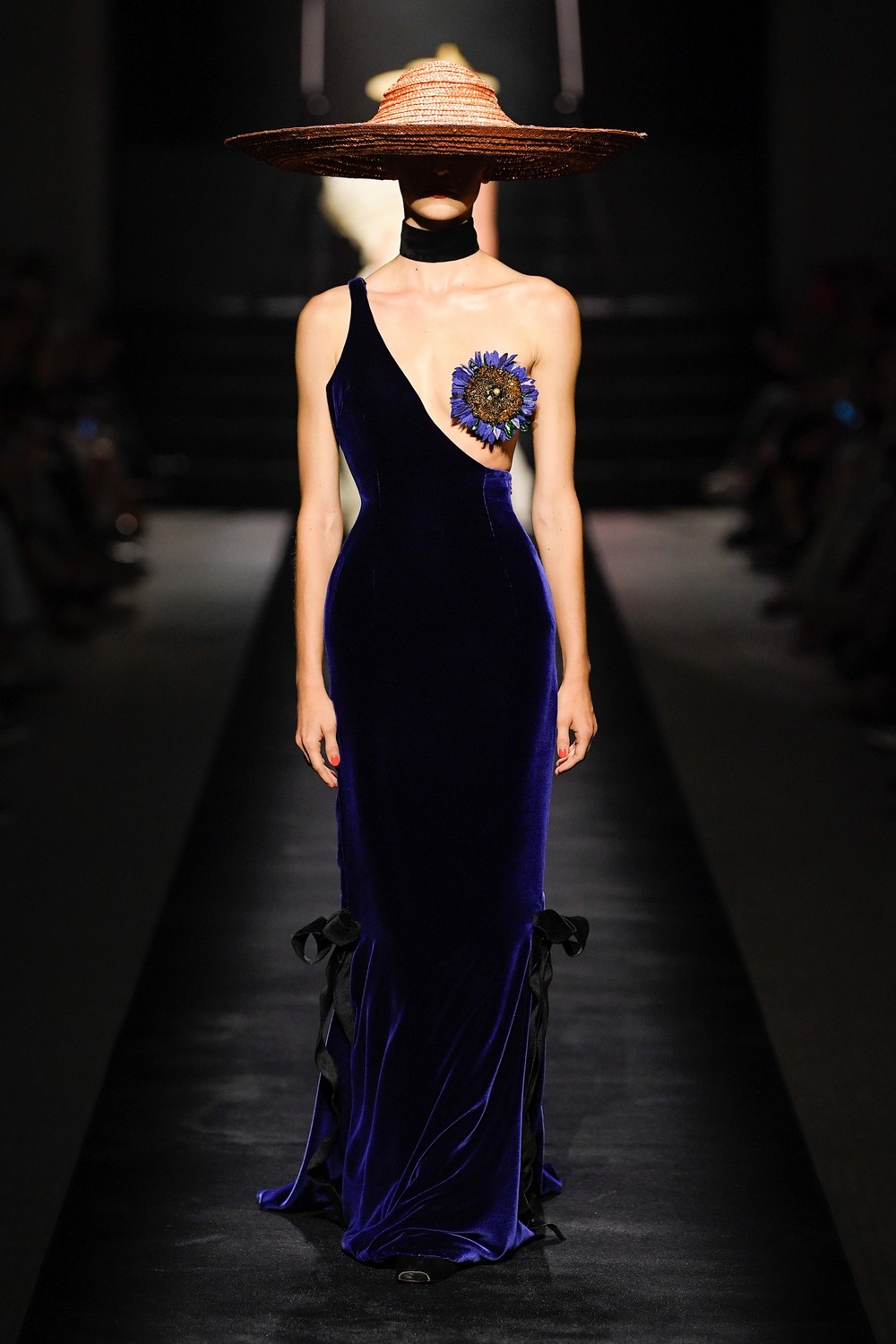 Alta-costura: Schiaparelli aposta na ousadia das silhuetas em inverno 2023