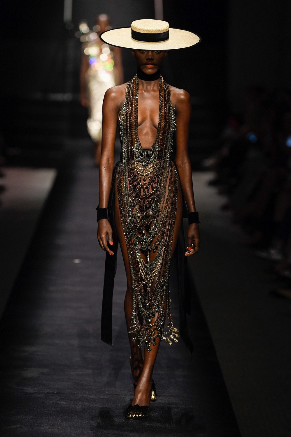 Alta-costura: Schiaparelli aposta na ousadia das silhuetas em inverno 2023