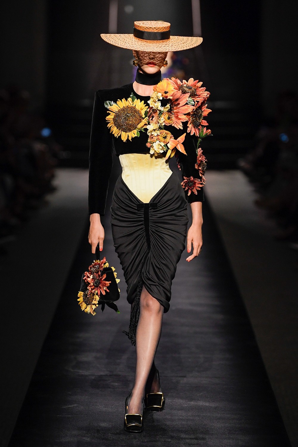 Alta-costura: Schiaparelli aposta na ousadia das silhuetas em inverno 2023