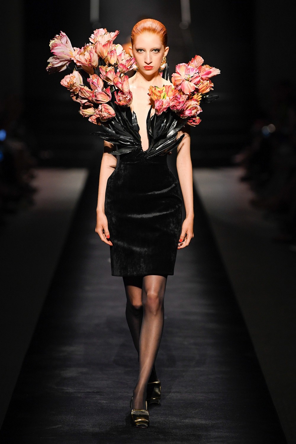 Alta-costura: Schiaparelli aposta na ousadia das silhuetas em inverno 2023