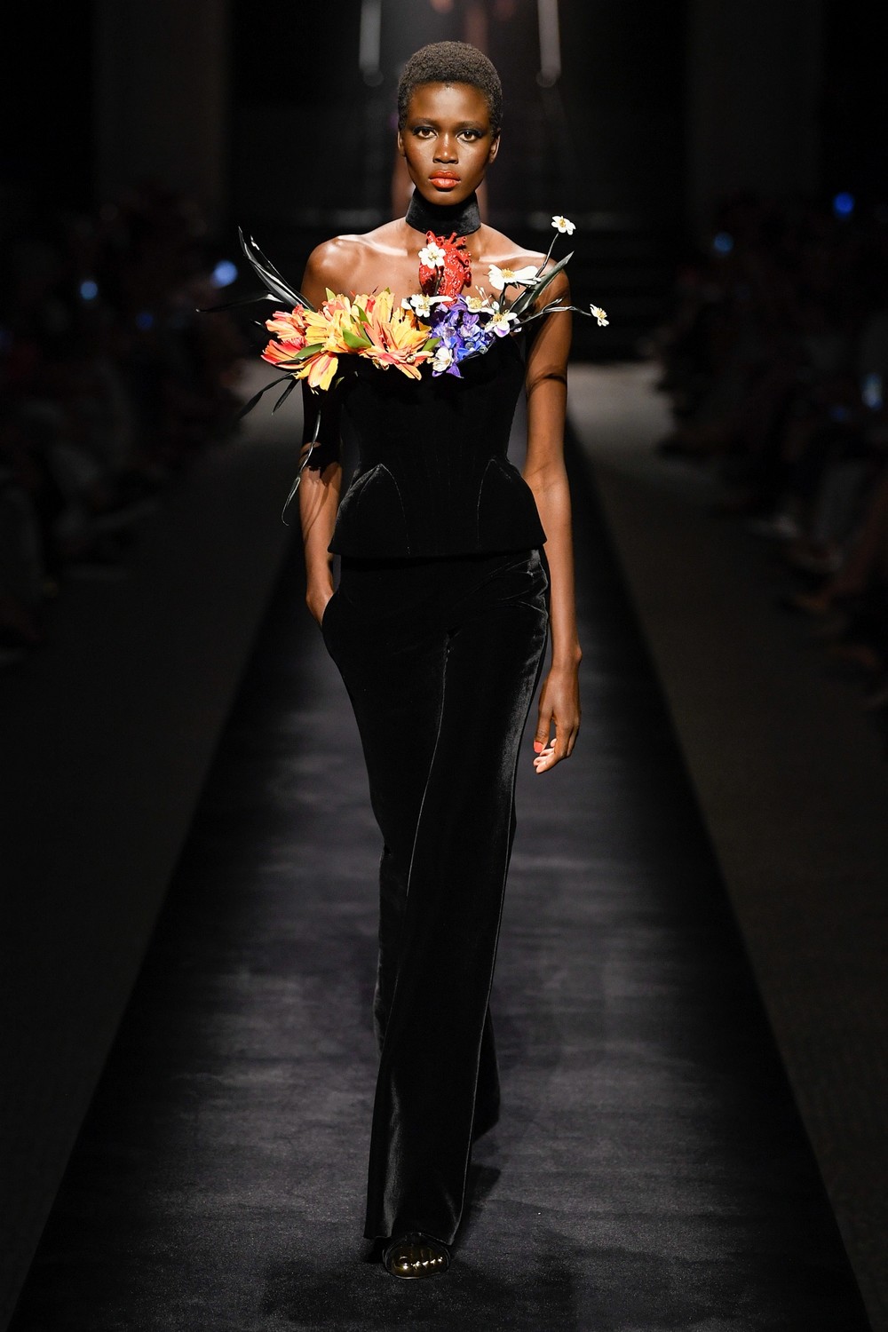 Alta-costura: Schiaparelli aposta na ousadia das silhuetas em inverno 2023