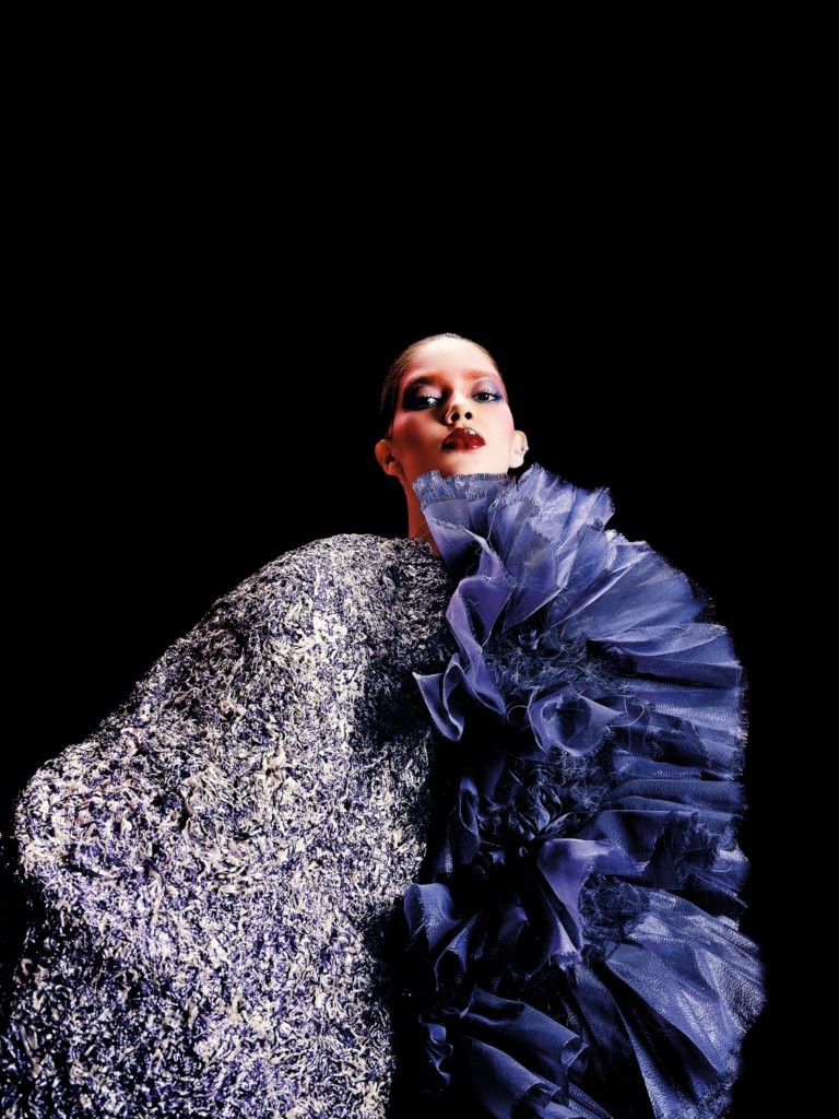 Jordanna Maia vive uma metamorfose fashionista em clima gótico