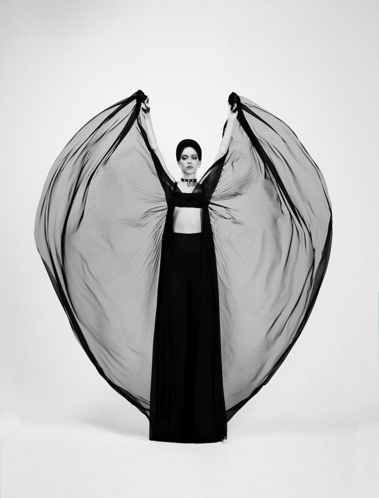Jordanna Maia vive uma metamorfose fashionista em clima gótico
