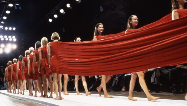 Issey Miyake: relembre a trajetória do designer japonês