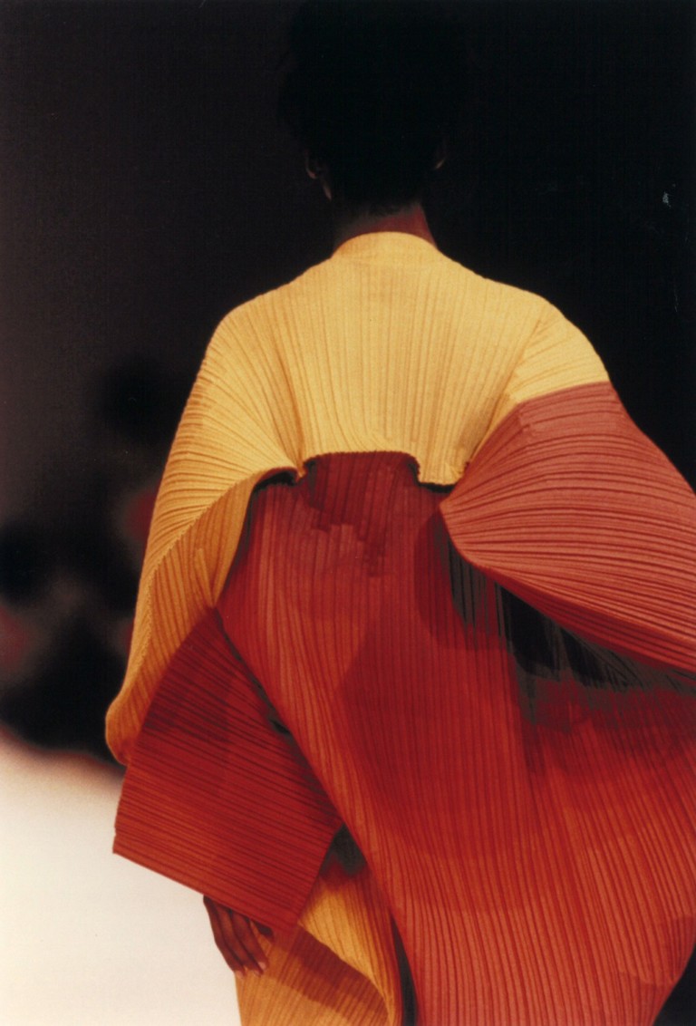 Issey Miyake: relembre a trajetória do designer japonês