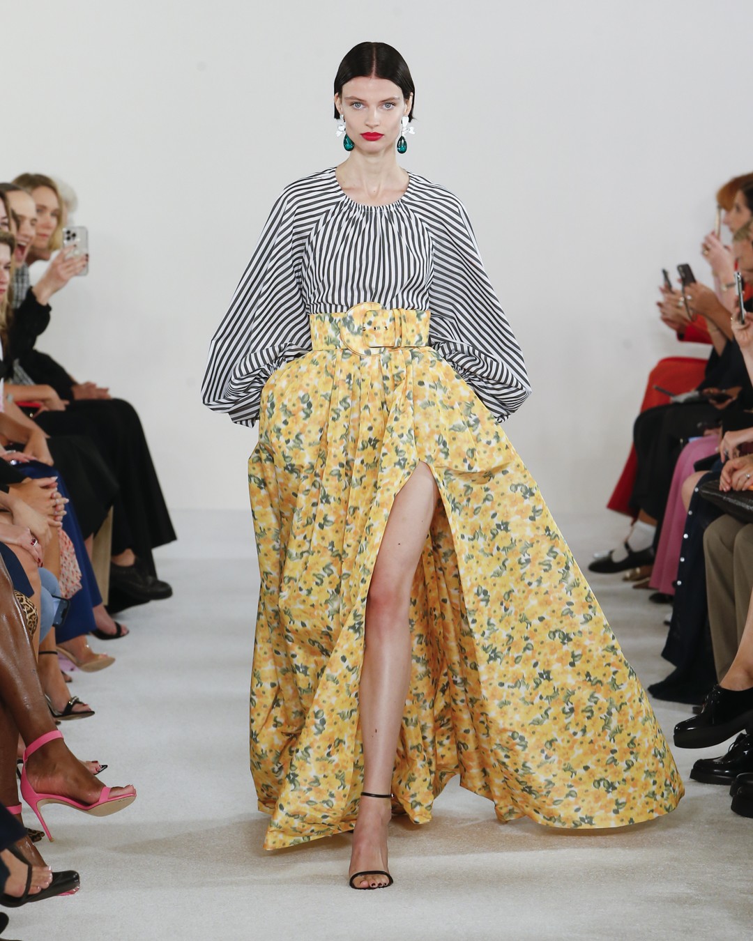 Carolina Herrera cria jardim maximalista para verão 2023