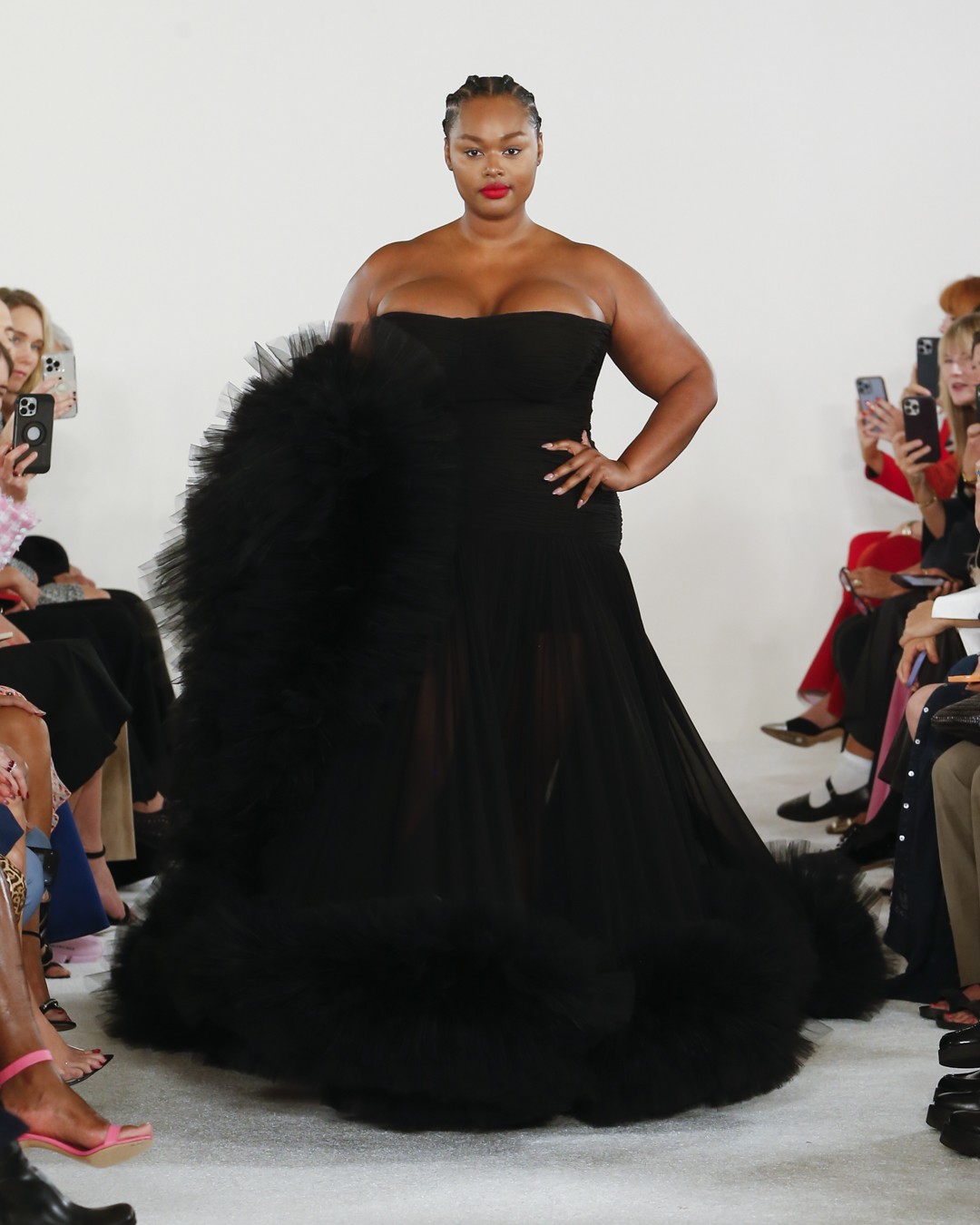 Carolina Herrera cria jardim maximalista para verão 2023