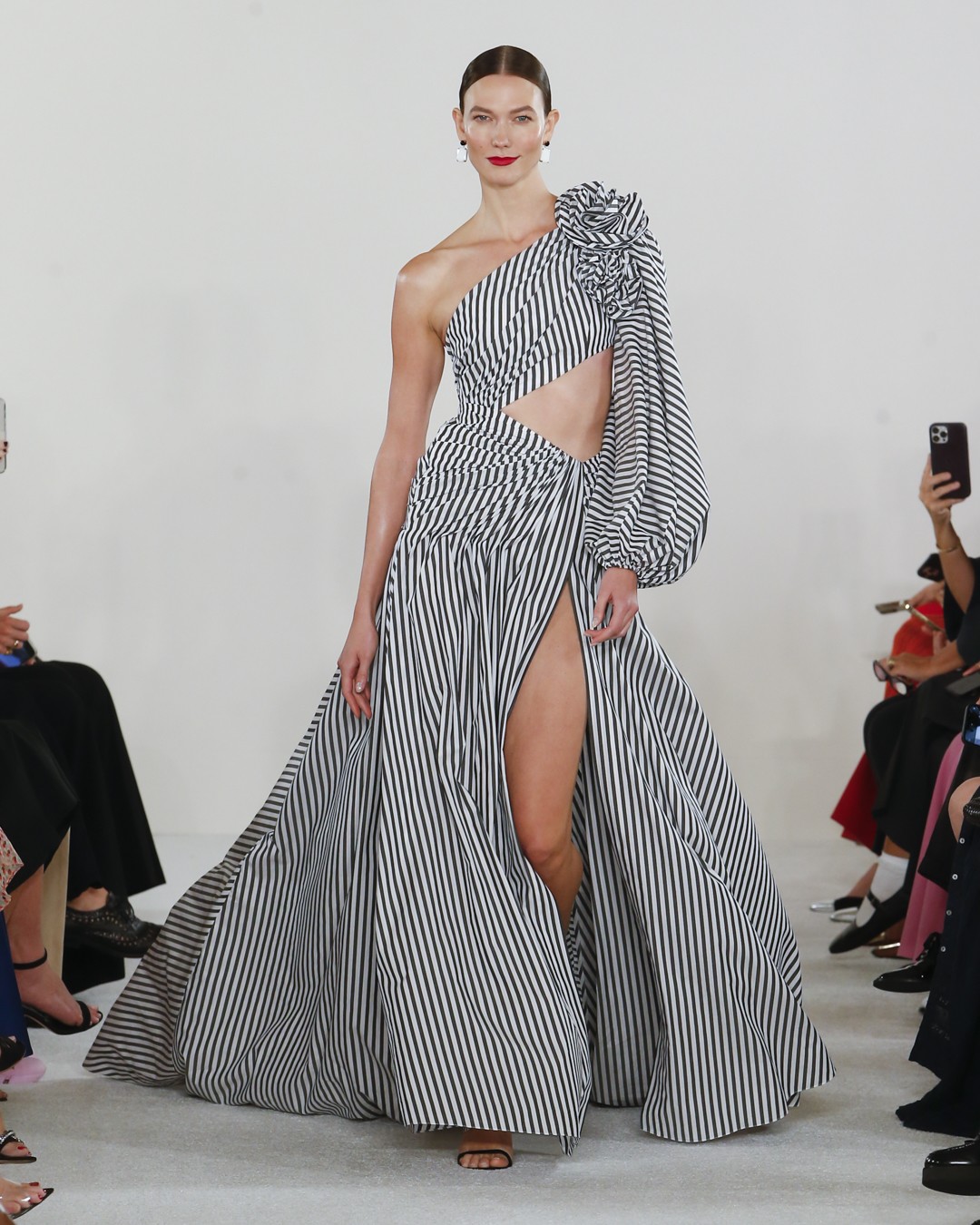 Carolina Herrera cria jardim maximalista para verão 2023