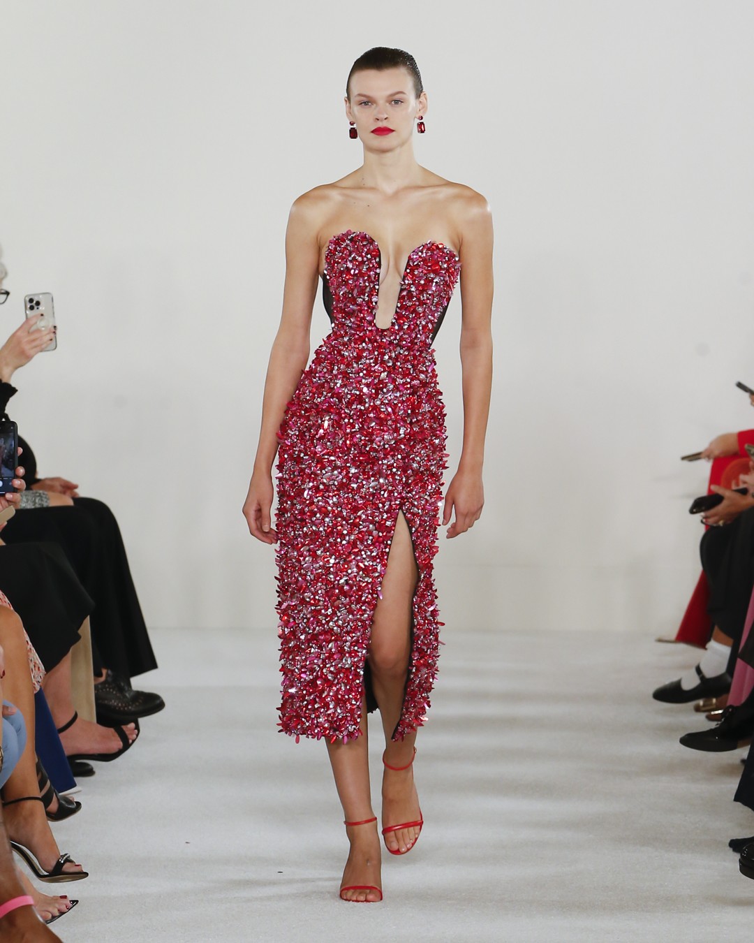 Carolina Herrera cria jardim maximalista para verão 2023
