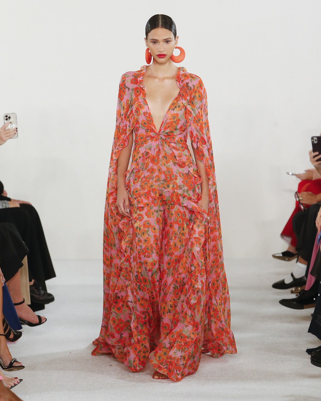 Carolina Herrera cria jardim maximalista para verão 2023