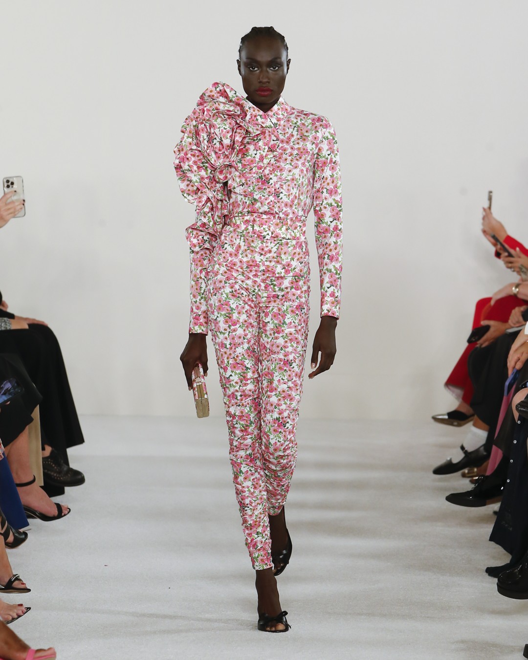 Carolina Herrera cria jardim maximalista para verão 2023