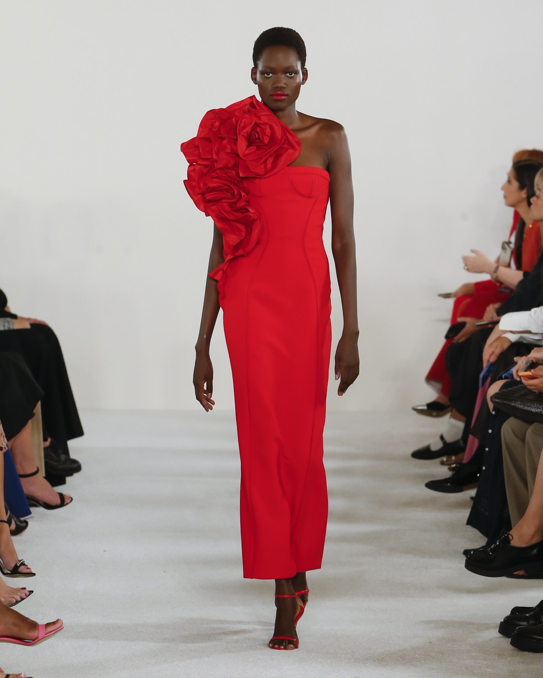 Carolina Herrera cria jardim maximalista para verão 2023