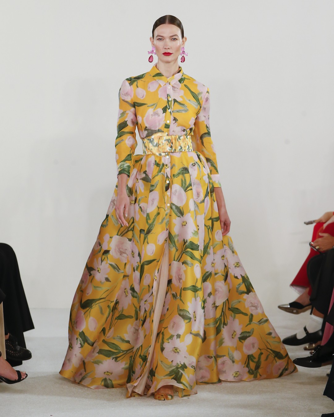 Carolina Herrera cria jardim maximalista para verão 2023