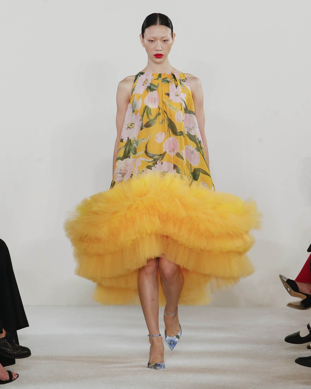 Carolina Herrera cria jardim maximalista para verão 2023