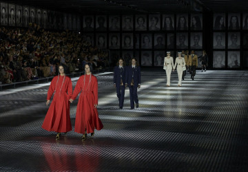 Gucci questiona cópia e identidade em desfile protagonizado por gêmeos