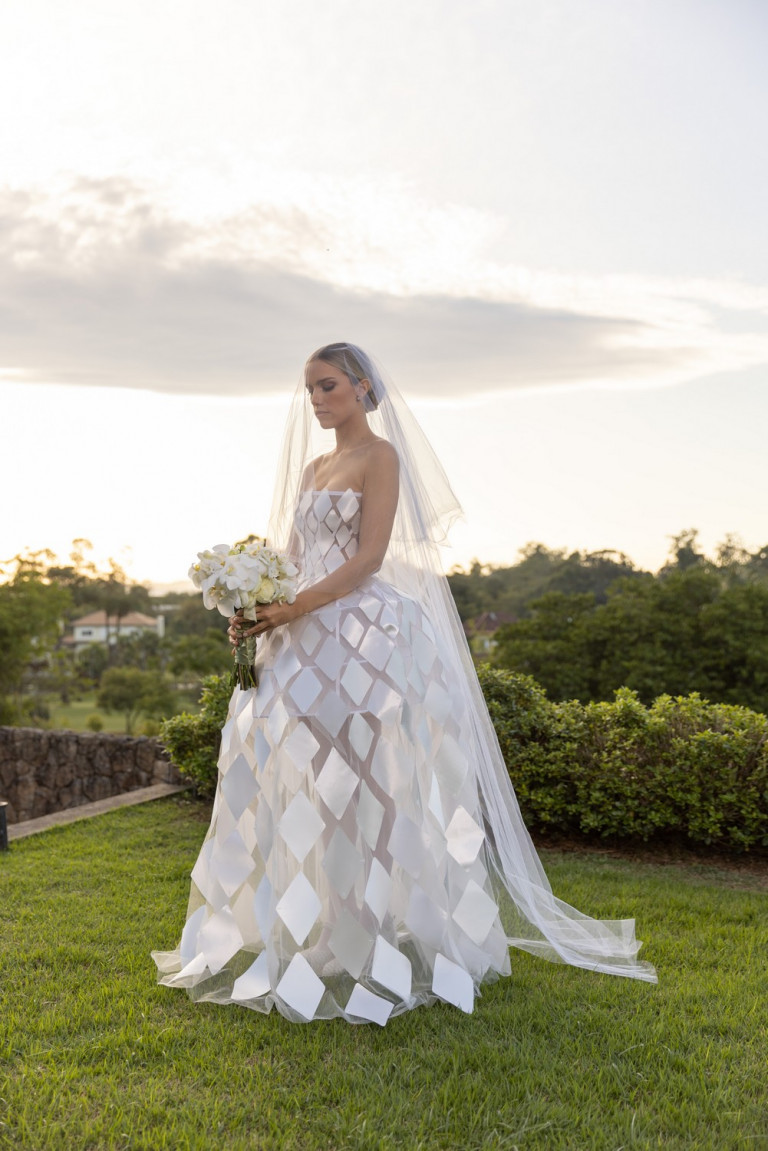Martina Ritter sobe ao altar usando Gloria Coelho exclusivo