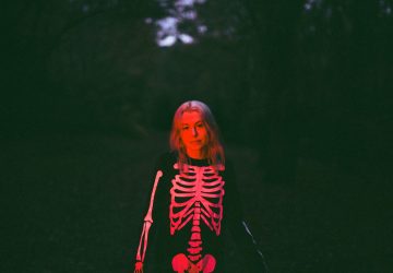 "Gosto quando apontam coisas que não vi", diz Phoebe Bridgers sobre composições