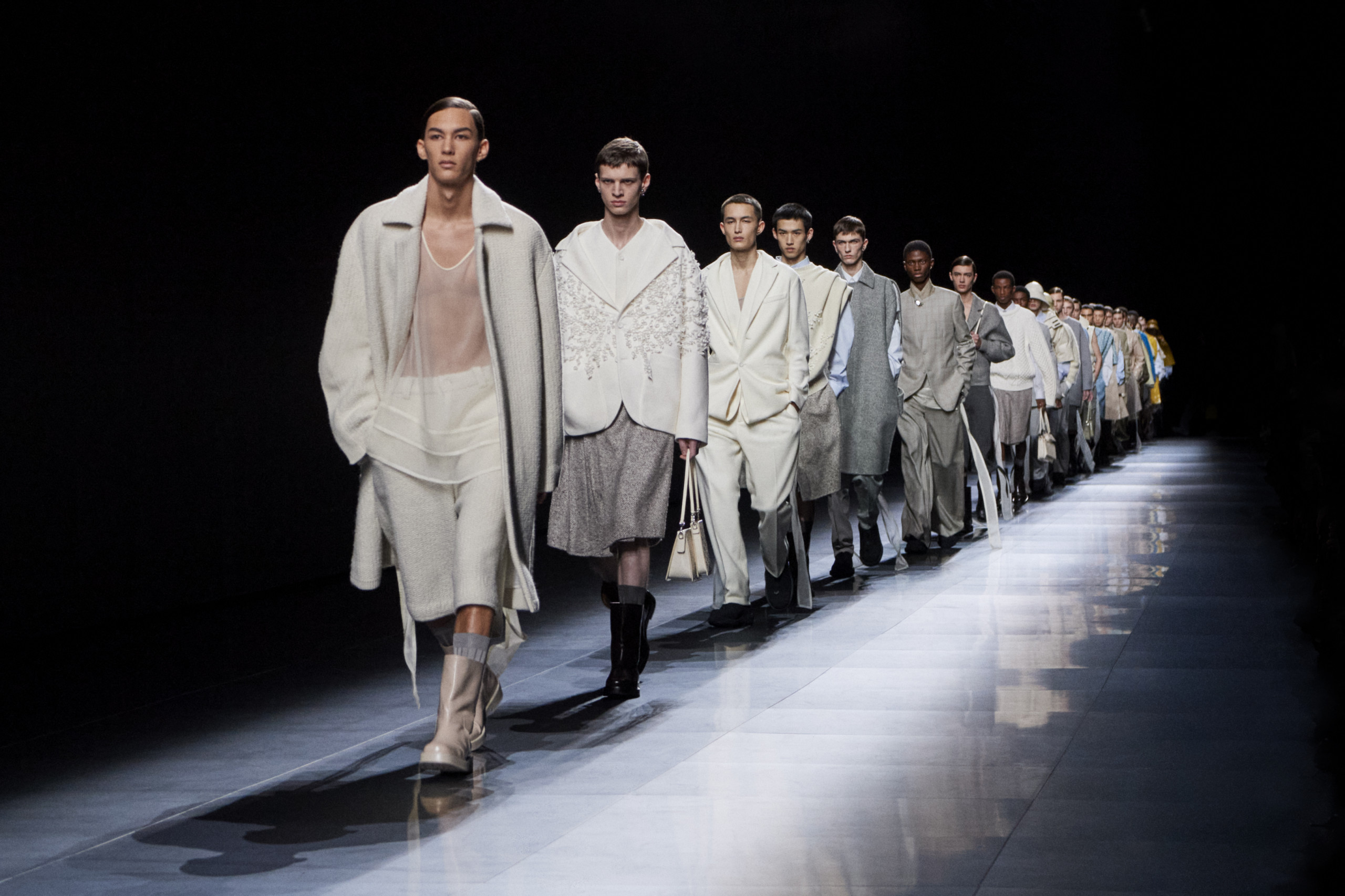 Dior se inspira nas criações de Yves Saint Laurent para desfile