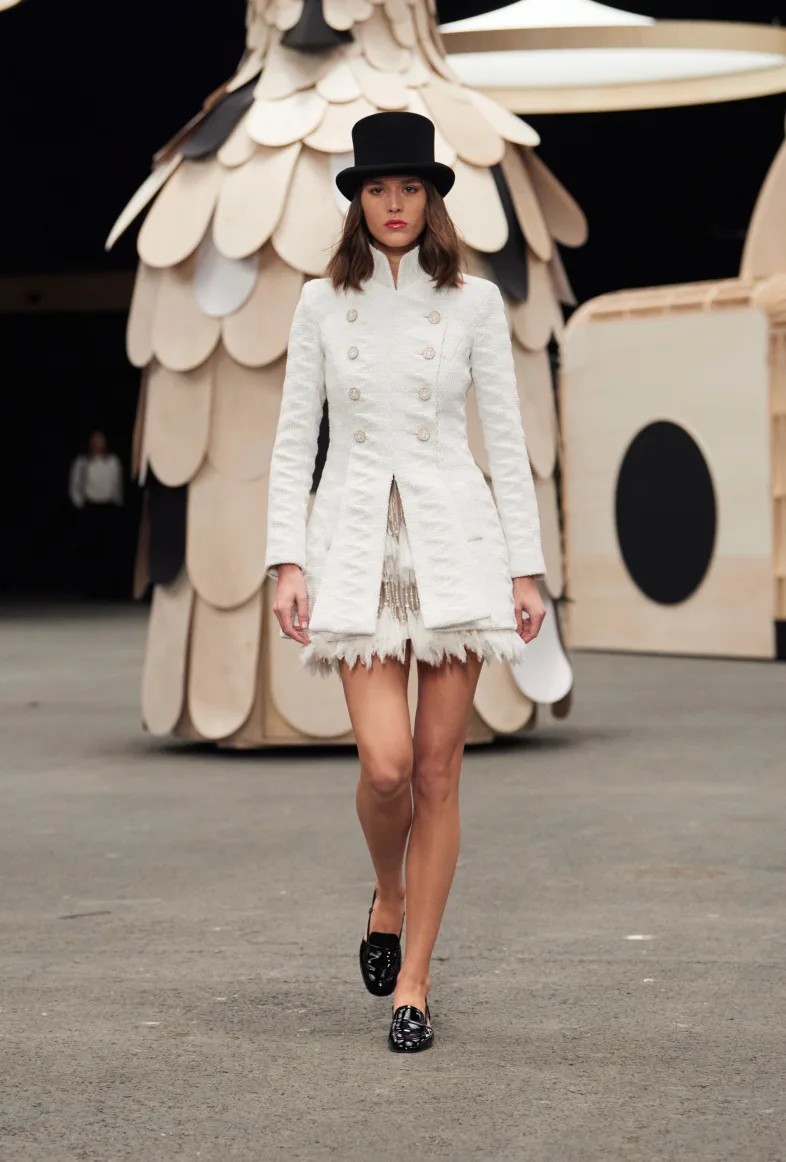 Desfile lúdico da Chanel leva esculturas de madeira e tweed para passarela