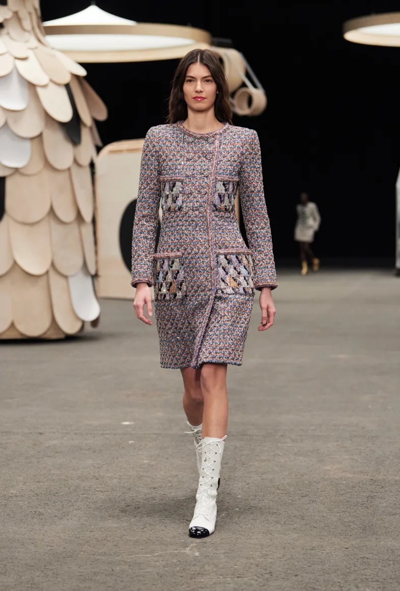 Desfile lúdico da Chanel leva esculturas de madeira e tweed para passarela