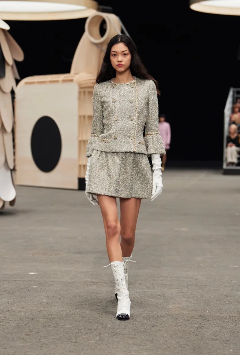 Desfile lúdico da Chanel leva esculturas de madeira e tweed para passarela