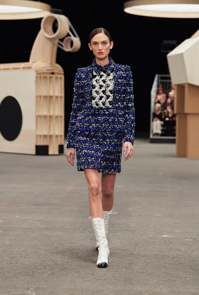 Desfile lúdico da Chanel leva esculturas de madeira e tweed para passarela