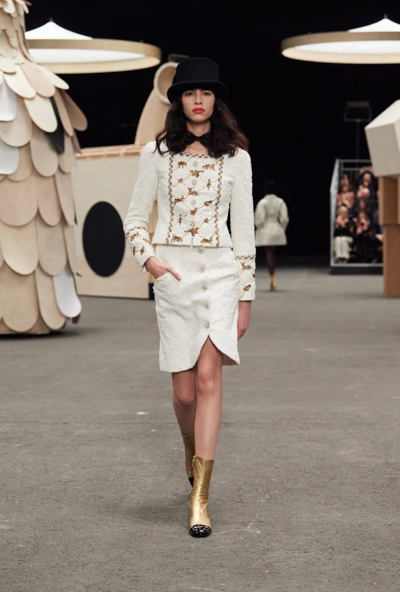 Desfile lúdico da Chanel leva esculturas de madeira e tweed para passarela