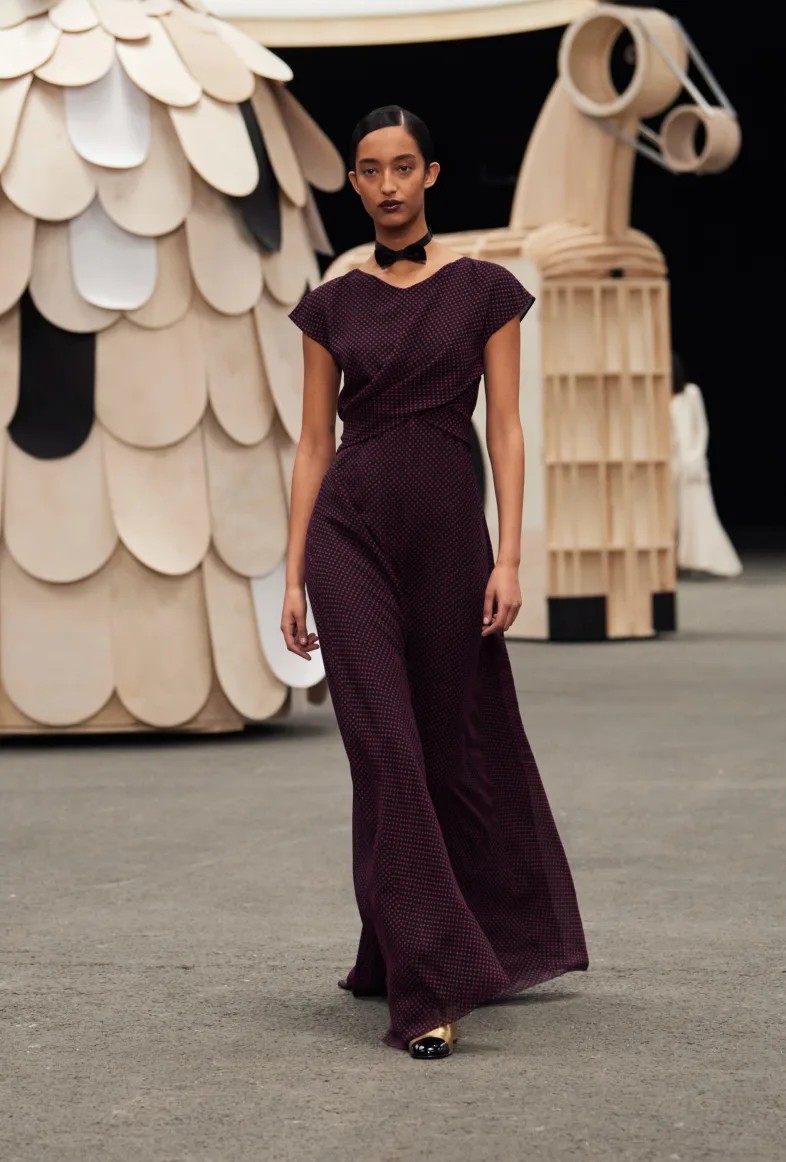 Desfile lúdico da Chanel leva esculturas de madeira e tweed para passarela