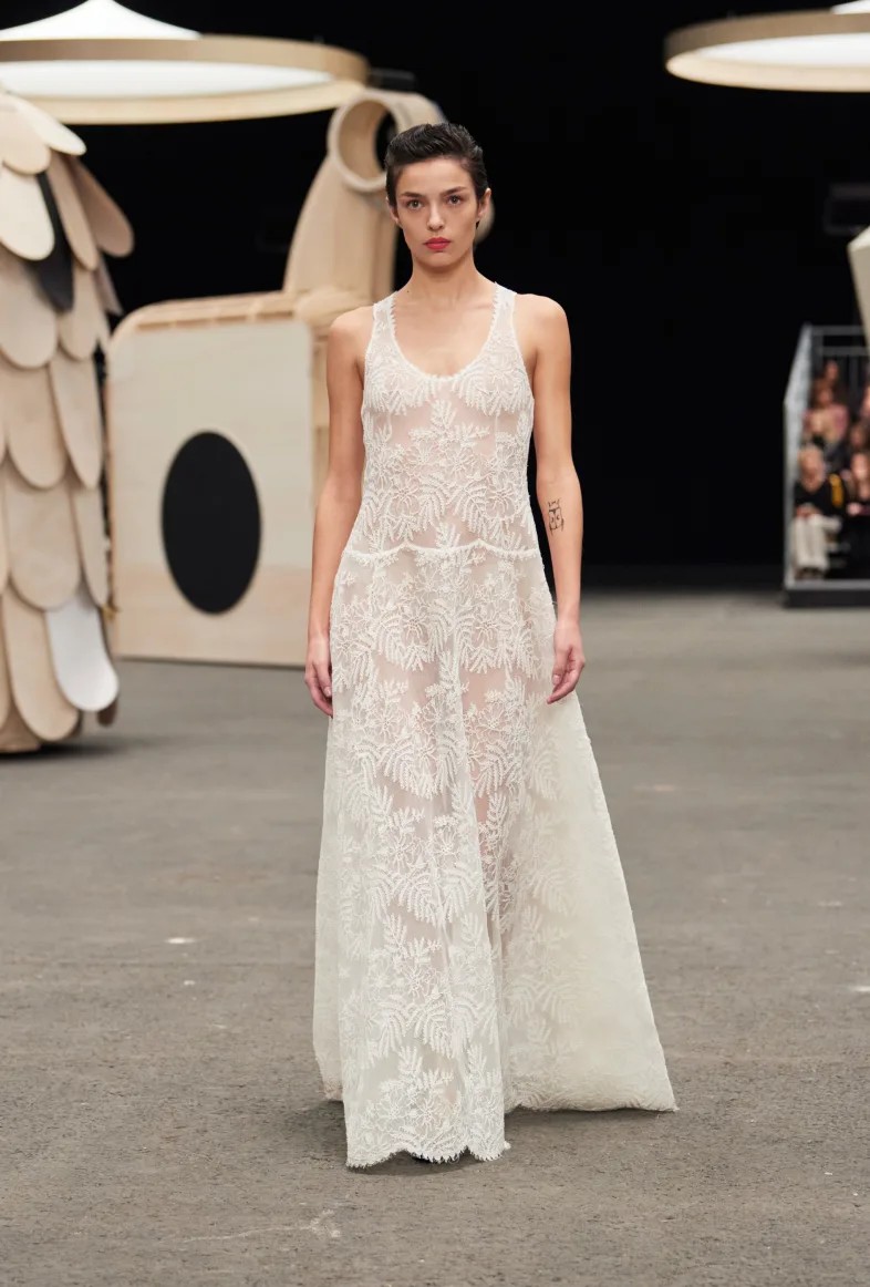 Desfile lúdico da Chanel leva esculturas de madeira e tweed para passarela