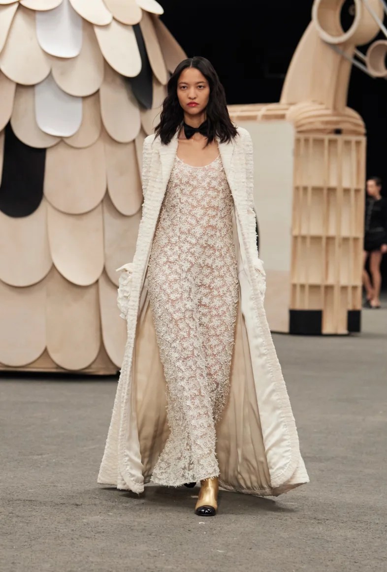 Desfile lúdico da Chanel leva esculturas de madeira e tweed para passarela