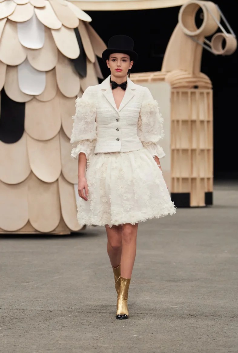 Desfile lúdico da Chanel leva esculturas de madeira e tweed para passarela