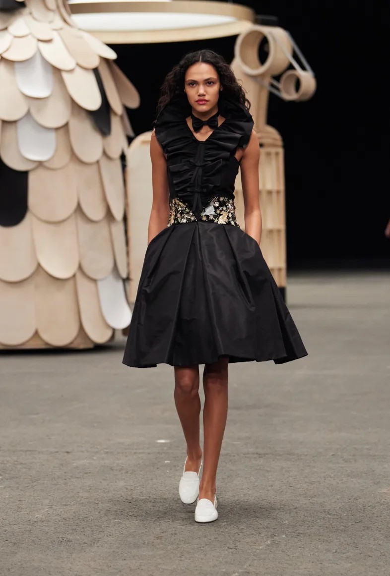 Desfile lúdico da Chanel leva esculturas de madeira e tweed para passarela