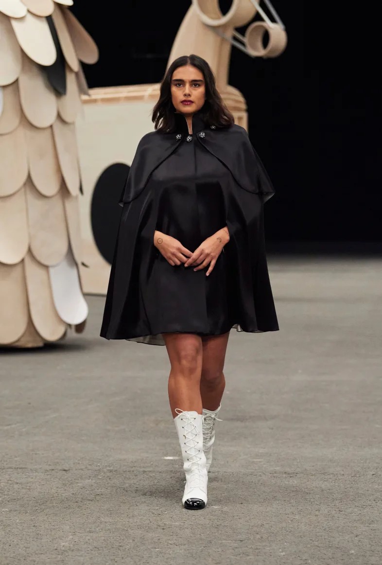 Desfile lúdico da Chanel leva esculturas de madeira e tweed para passarela