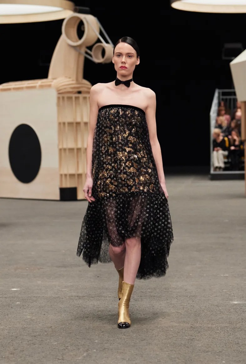 Desfile lúdico da Chanel leva esculturas de madeira e tweed para passarela