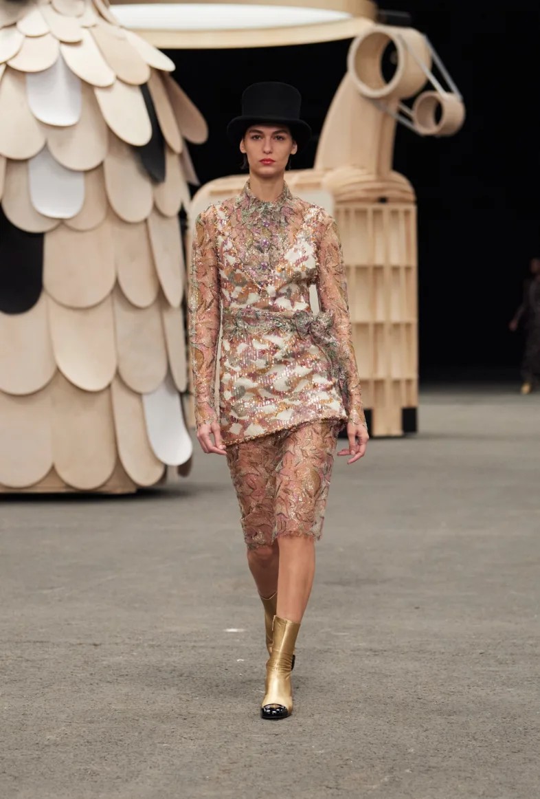 Desfile lúdico da Chanel leva esculturas de madeira e tweed para passarela