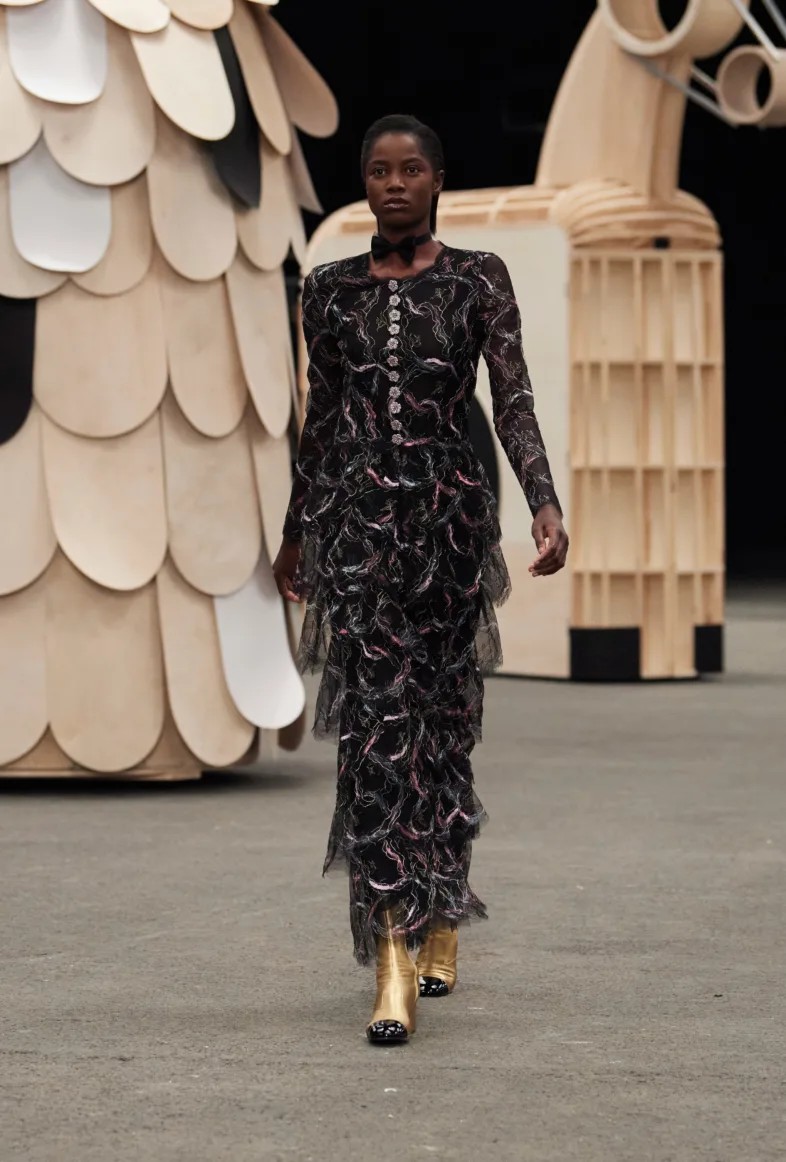 Desfile lúdico da Chanel leva esculturas de madeira e tweed para passarela