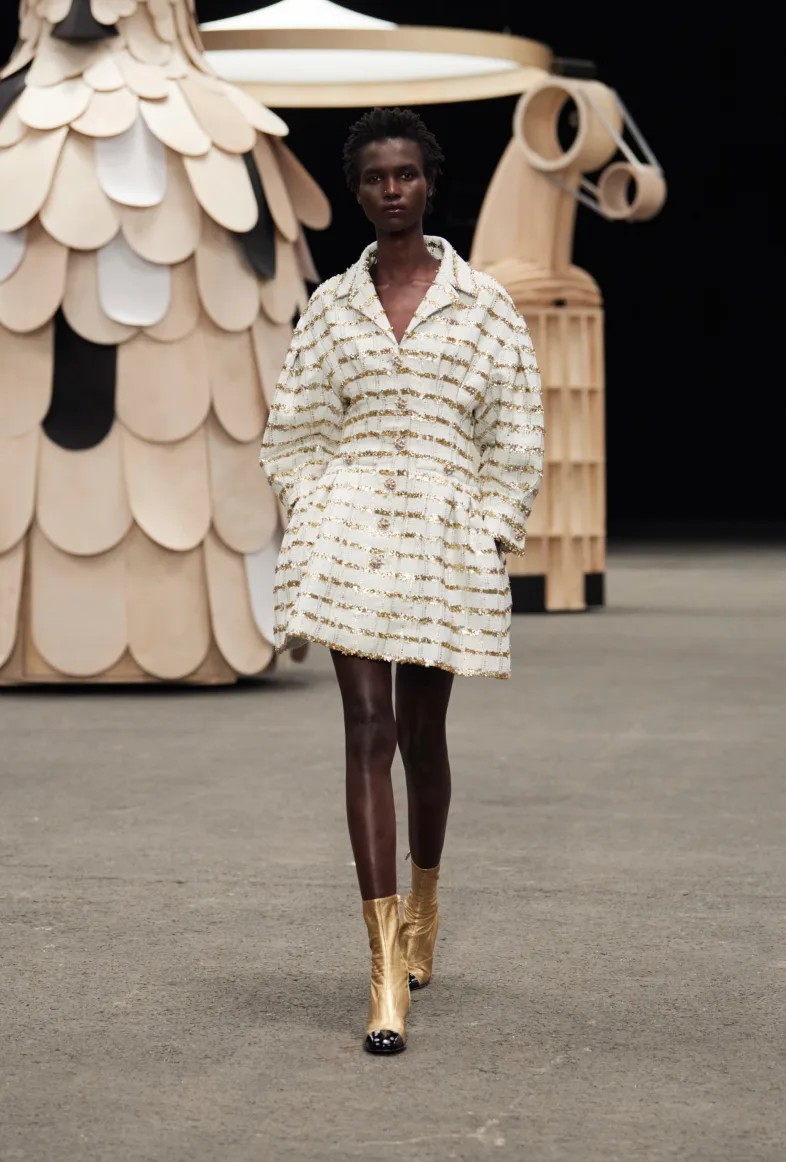 Desfile lúdico da Chanel leva esculturas de madeira e tweed para passarela
