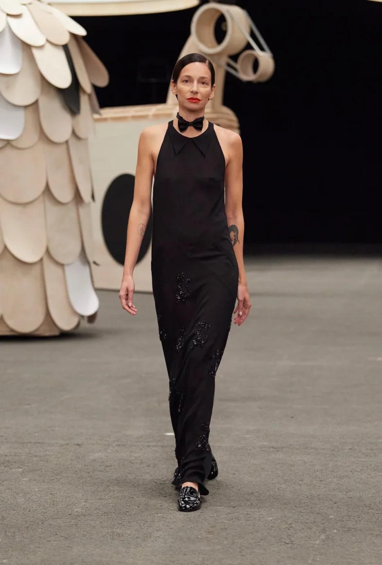 Desfile lúdico da Chanel leva esculturas de madeira e tweed para passarela