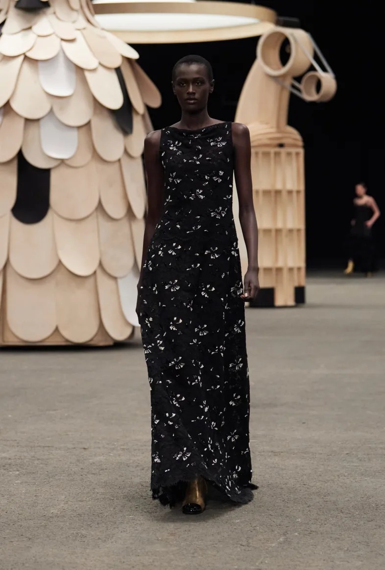 Desfile lúdico da Chanel leva esculturas de madeira e tweed para passarela