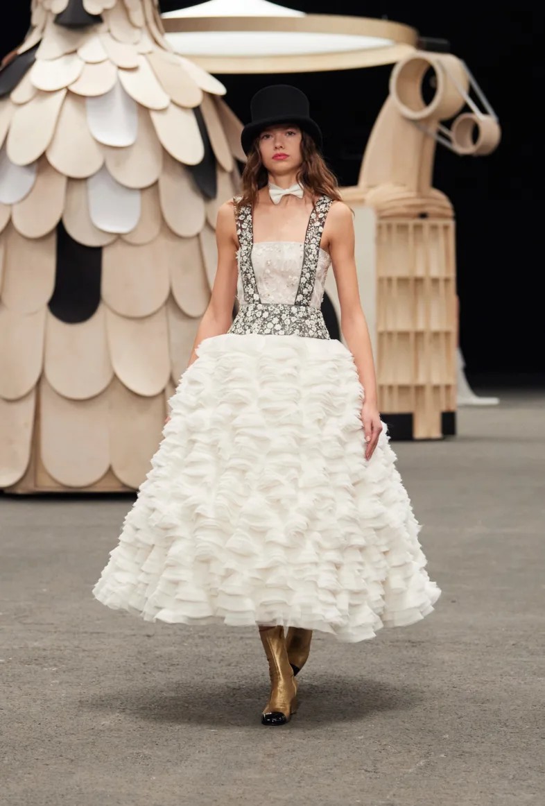 Desfile lúdico da Chanel leva esculturas de madeira e tweed para passarela